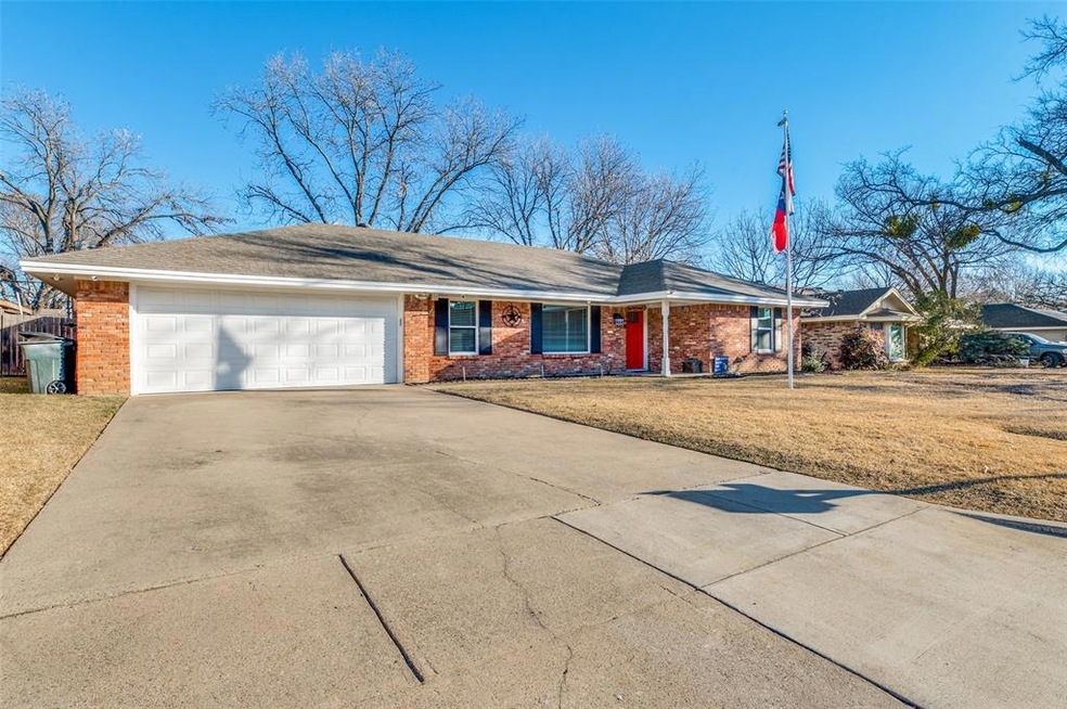 324 Plainview Dr, Hurst, TX 76054 - photo 1