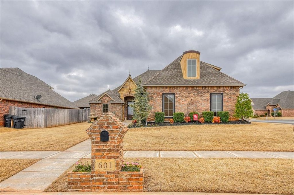 601 Lindsey Ln, Moore, OK 73160 - photo 1