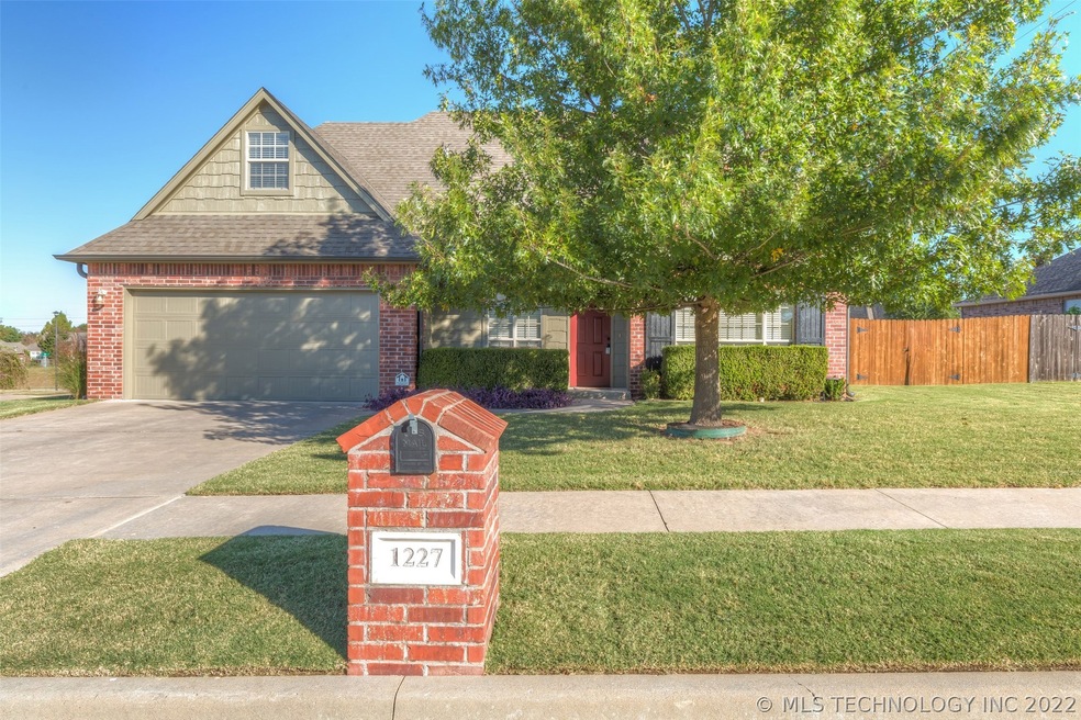 Gorgeous 1-owner 3/2.5/2 full brick, new exterior