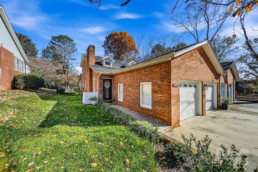 1042 1st St NE, Hickory, NC 28601 - photo 1