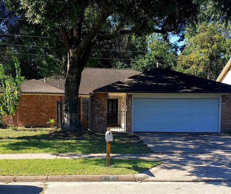 8707 Saratoga Forest Dr, Houston, TX 77088 - photo 1