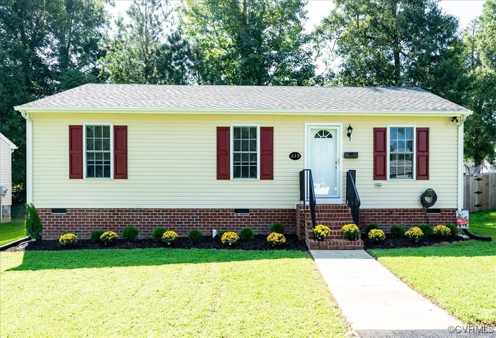 View of front facade with a front yard