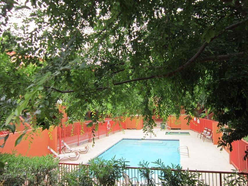 Community pool & spa