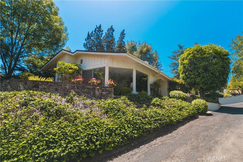 22232 Ybarra Rd, Woodland Hills, CA 91364 - photo 1