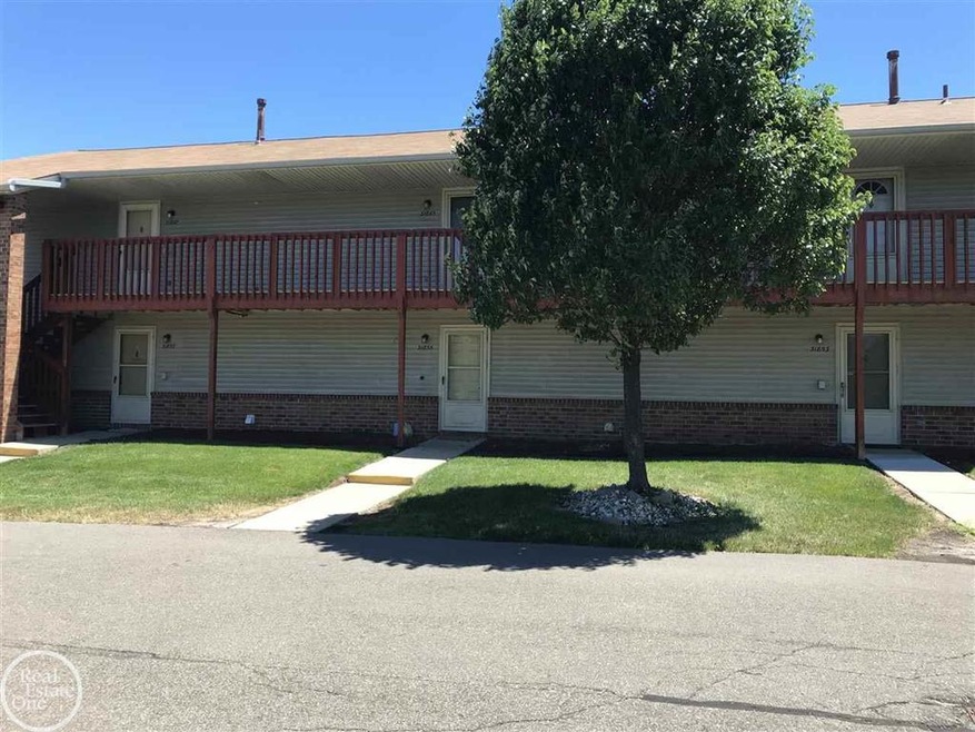 31815 Nardelli Ln, Roseville, MI 48066 - photo 1