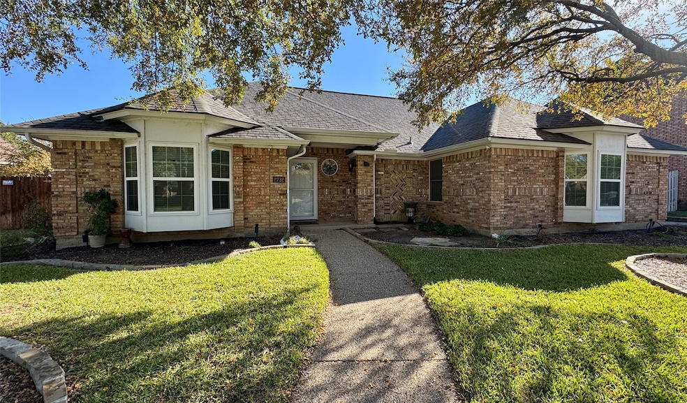 2732 Woodbridge Dr, Hurst, TX 76054 - photo 1