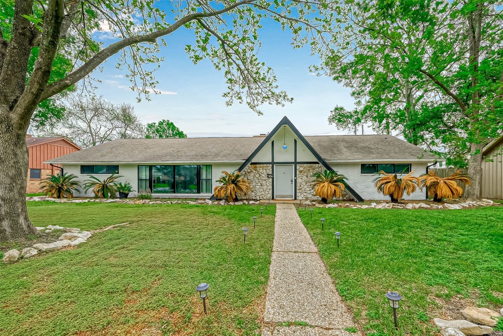 387 Connaught Way, Houston, TX 77015 - photo 1