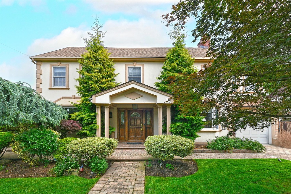 Sold $2,480,000 • Co-Listing Agent