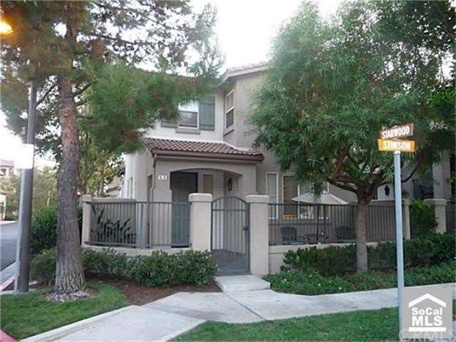 Wonderful curb appeal from this corner unit in des
