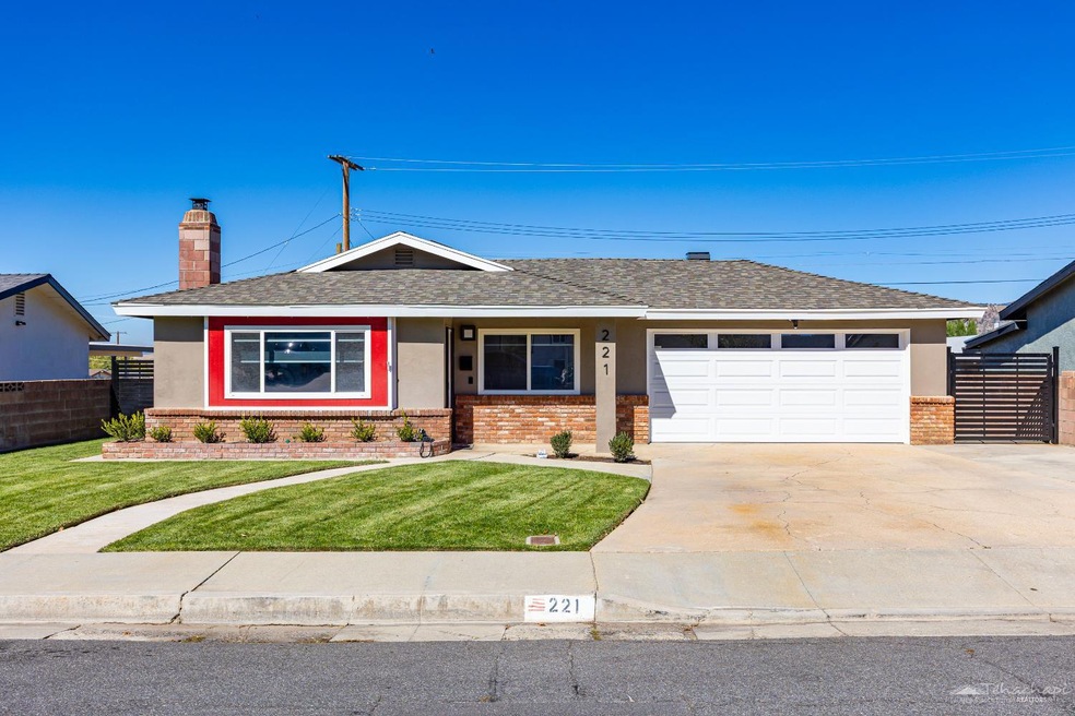 221 Bartlett St, Tehachapi, CA 93561 - photo 1