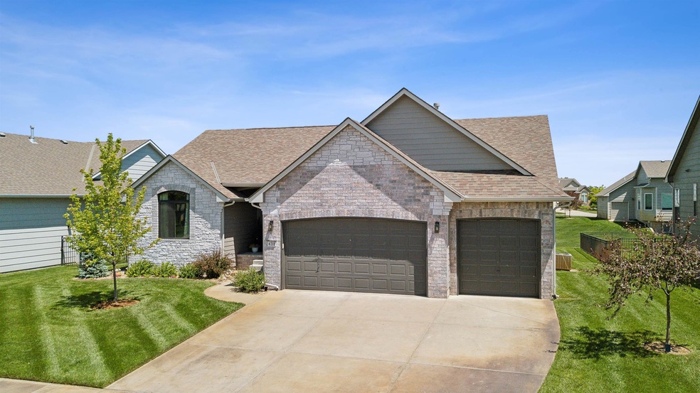 Welcome Home to 4318 N Cimarron St in Edgewater!