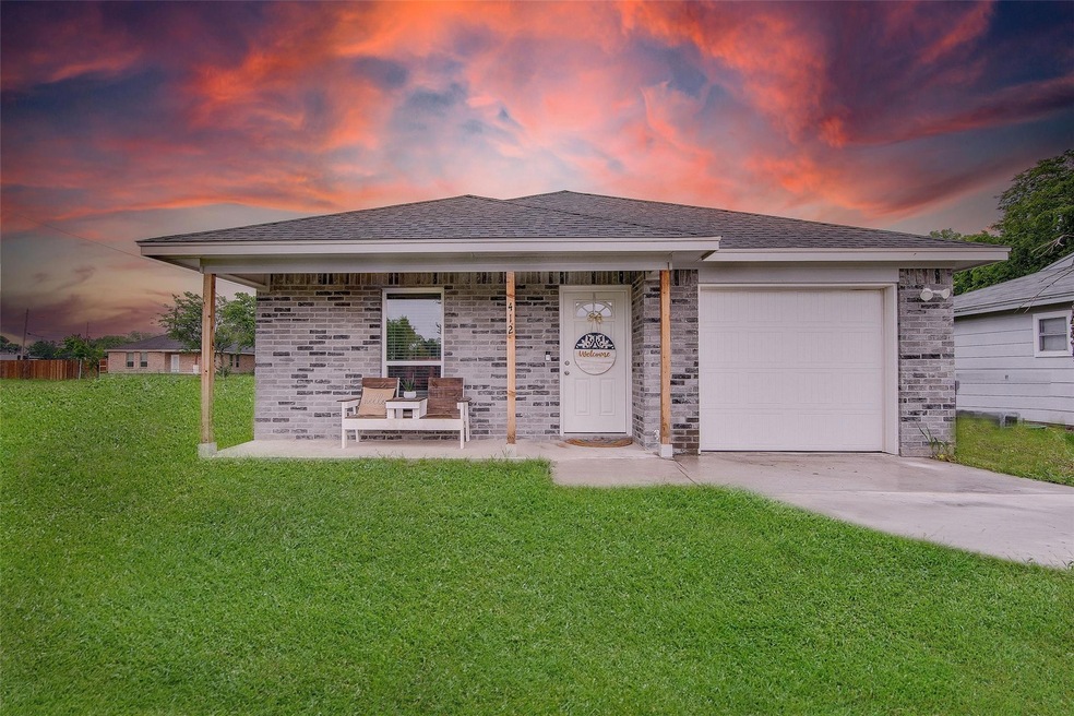 412 Evans St, Cleburne, TX 76031 - photo 1