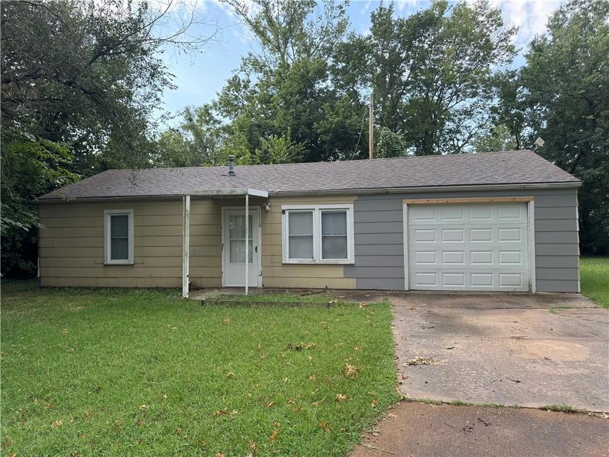 1110 SW Circle Dr, Parsons, KS 67357 - photo 1