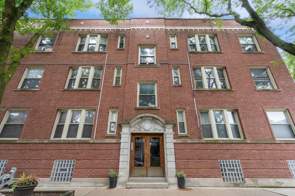 2225 W Ainslie St unit 2B, Chicago, IL 60625 - photo 1