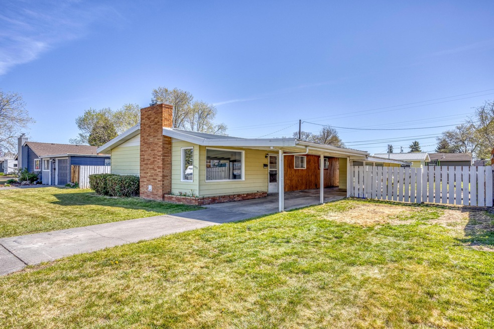 1022 SW 13th St, Redmond, OR 97756 - photo 1