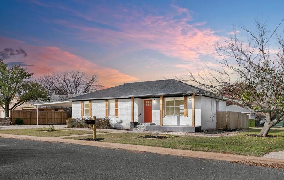 1006 Henrietta St, Fredericksburg, TX 78624 - photo 1