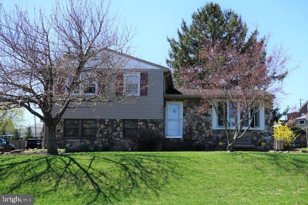 425 Macoby St, Pennsburg, PA 18073 - photo 1