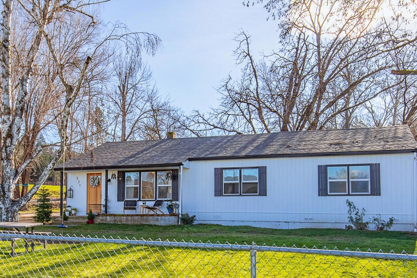 321 W Harbeck Rd, Grants Pass, OR 97527 - photo 1