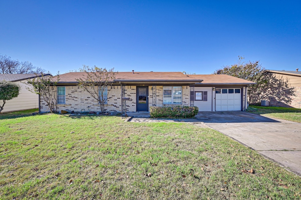 316 Wallace Dr, Crowley, TX 76036 - photo 1