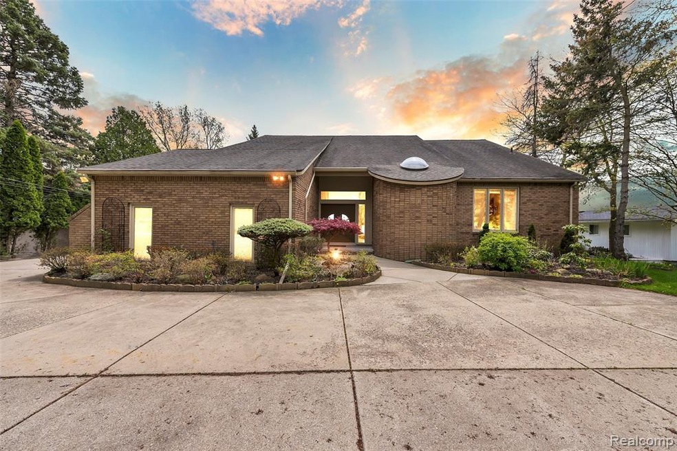 1813-Long-Pointe-Drive-Bloomfield-Hills-MI-windows