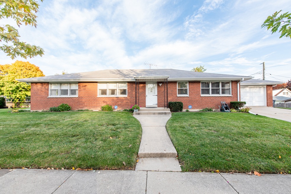 2519 9th Pkwy, Waukegan, IL 60085 - photo 1