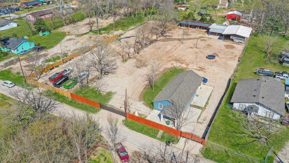 9426 Tower St, Houston, TX 77088 - photo 1