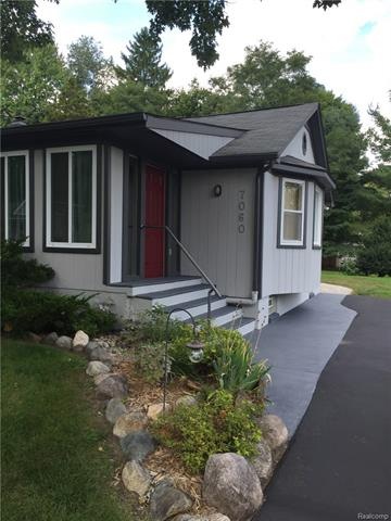 7060 Lanore St, Waterford, MI 48327 - photo 1