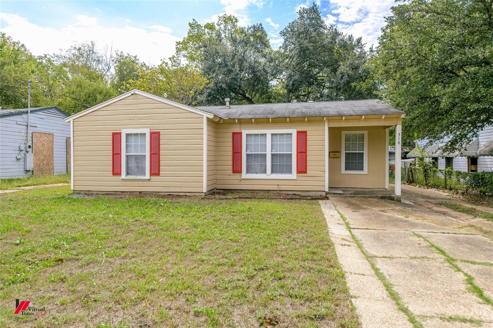 View of front of property featuring a front lawn