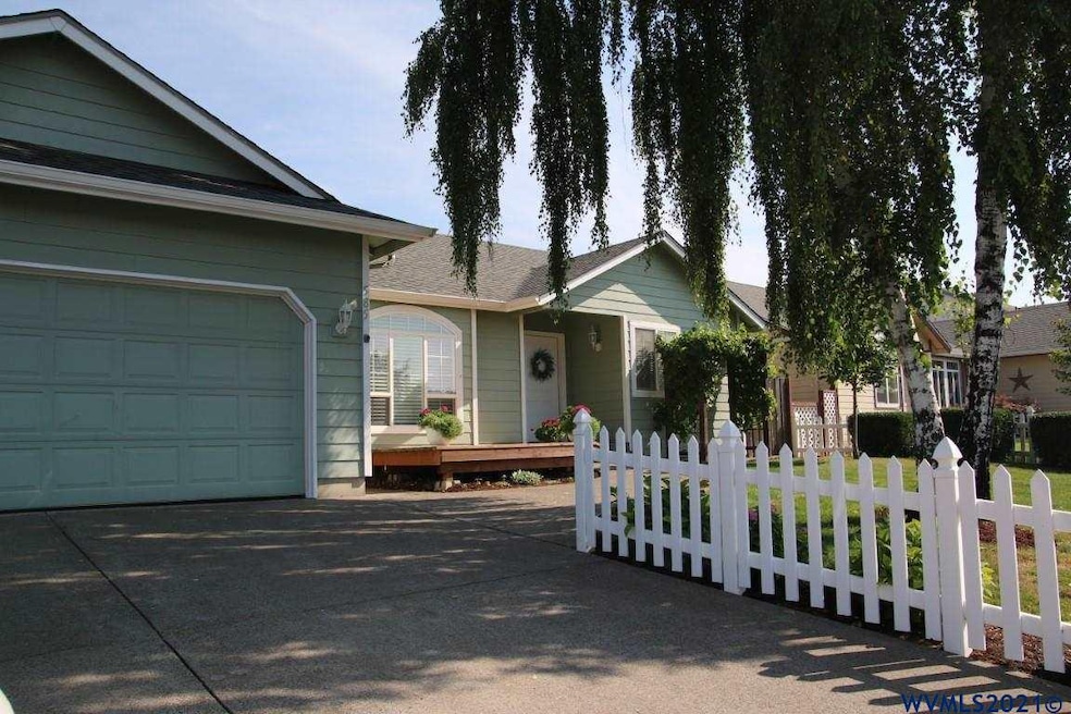 585 Pine Ct, Creswell, OR 97426 - photo 1