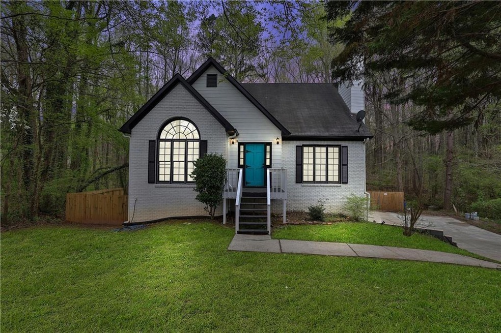View of front facade featuring a front yard