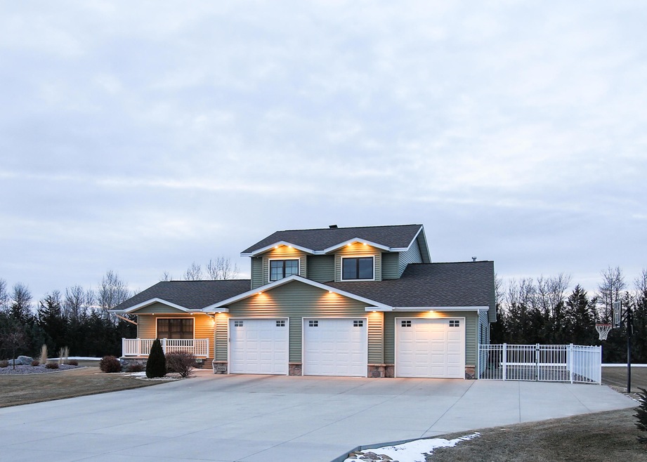 Welcome to 8201 Burr Oak Loop