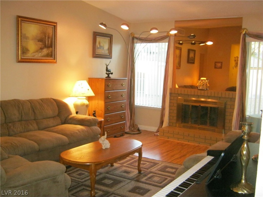 NEWLY REMODELED  exquisite laminate flooring and n
