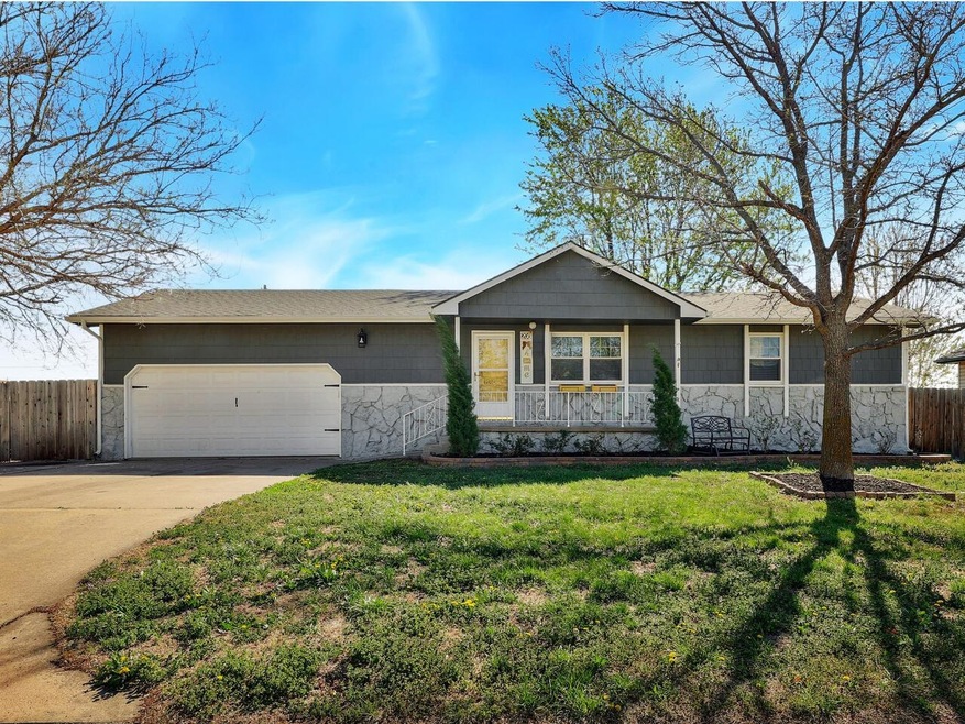 208 N Heather Ln, Maize, KS 67101 - photo 1