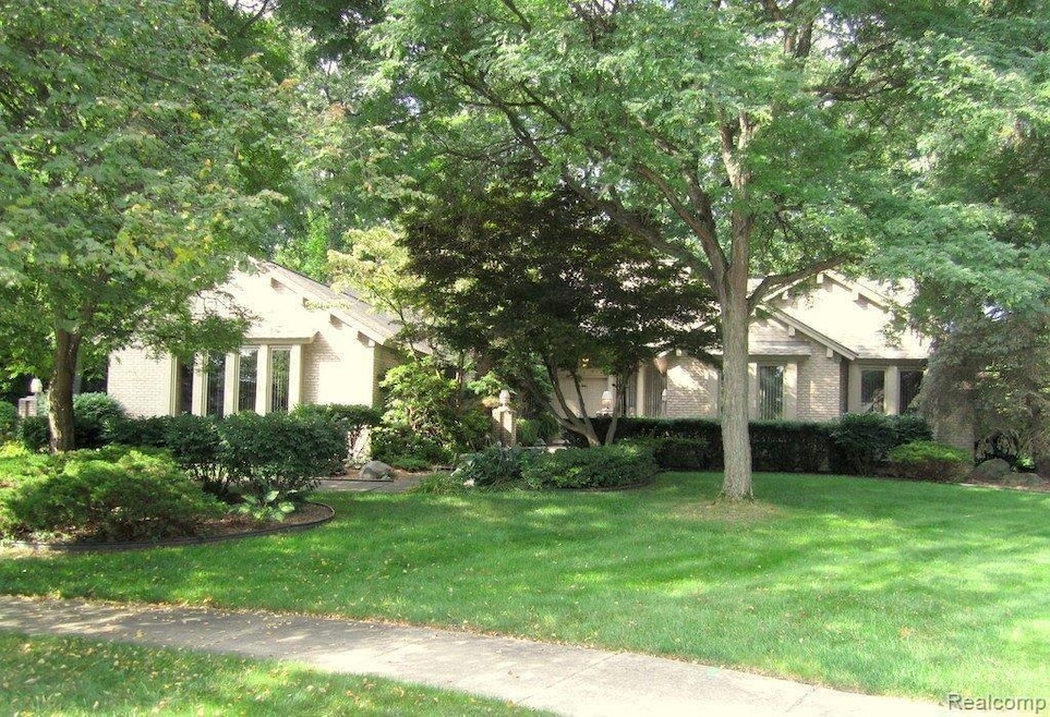 2339 Oak River Ct, Troy, MI 48098 - photo 1