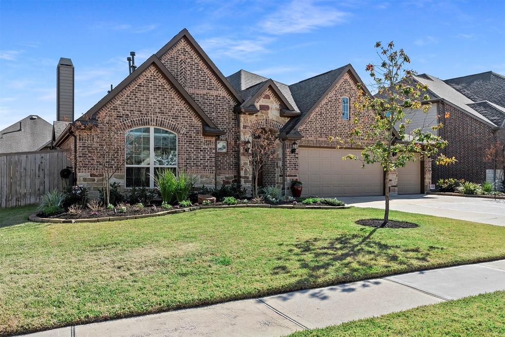 Welcome home to 13403 Columbia Key Dr in the beautiful community of Wildwood at Northpointe.