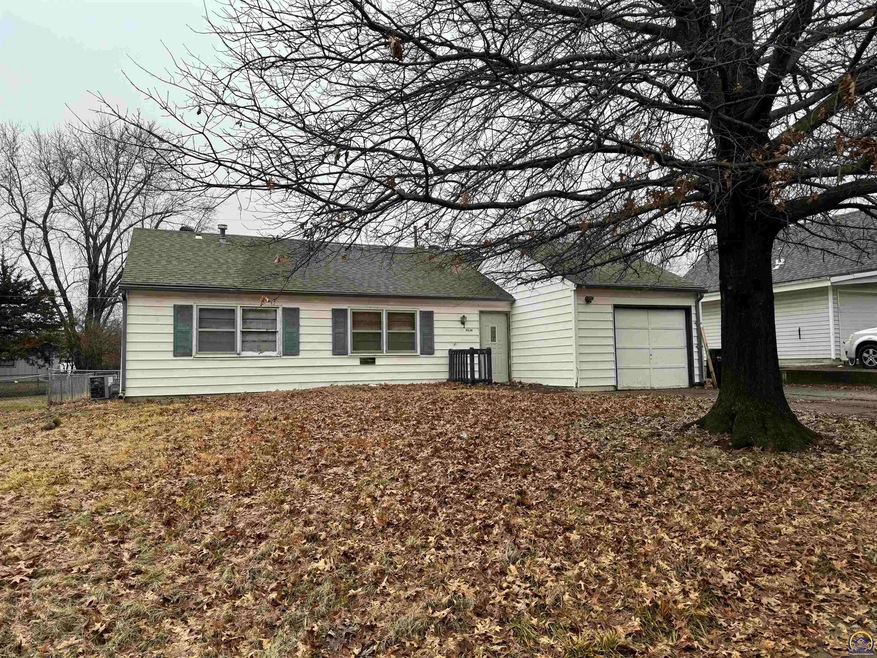 3636 SW 38th St, Topeka, KS 66610 - photo 1