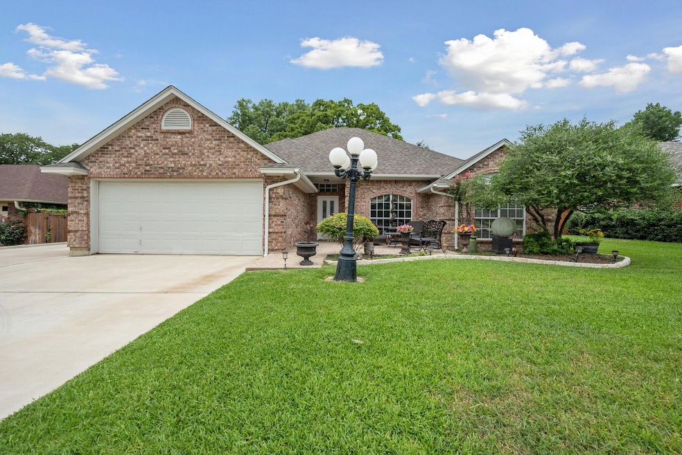 1505 Donna Ln, Bedford, TX 76022 - photo 1