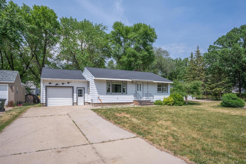 Charming 3+ Bedroom, 1 Bathroom New London Home