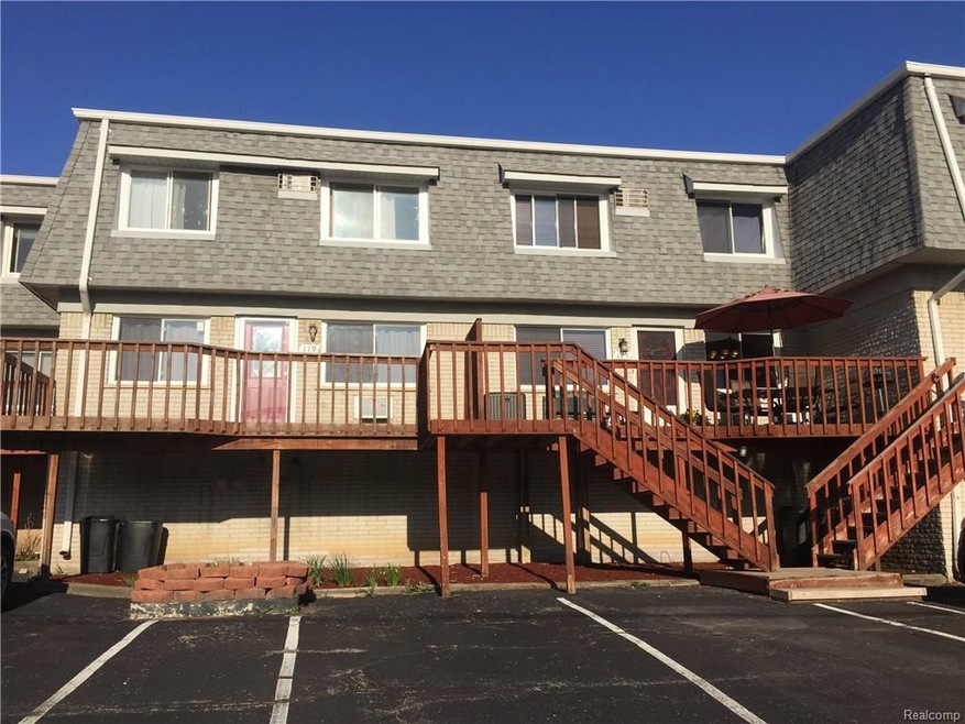 Deck condo2.JPG