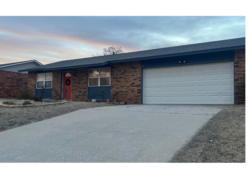 3202 Hillcrest Dr, Enid, OK 73701 - photo 1