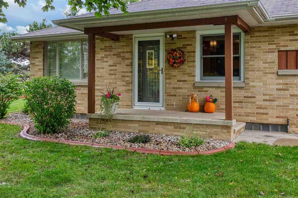 W3302 Creekview Ln, Appleton, WI 54915 - photo 1