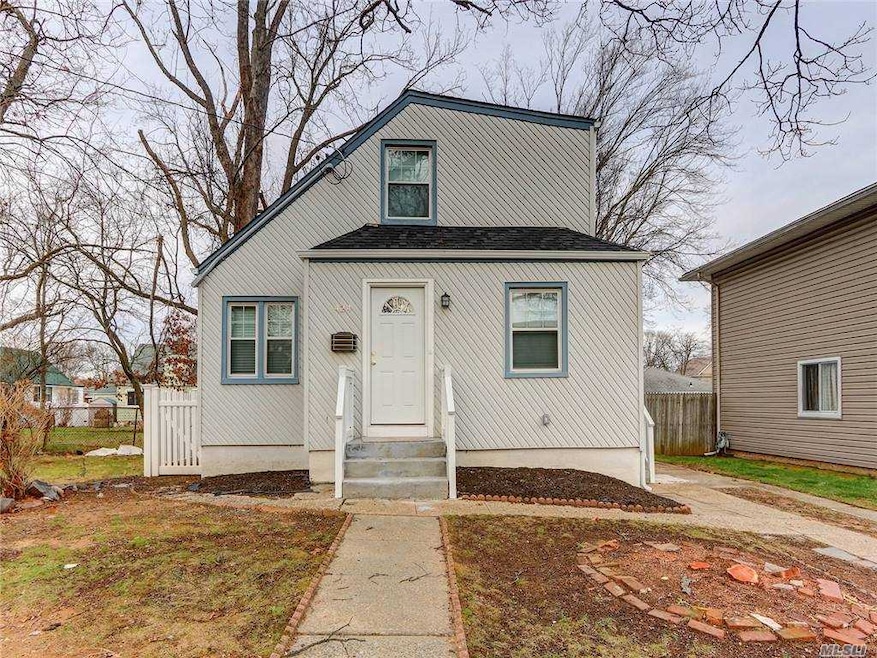 424 Scaneateles Ave, West Hempstead, NY 11552 - photo 1