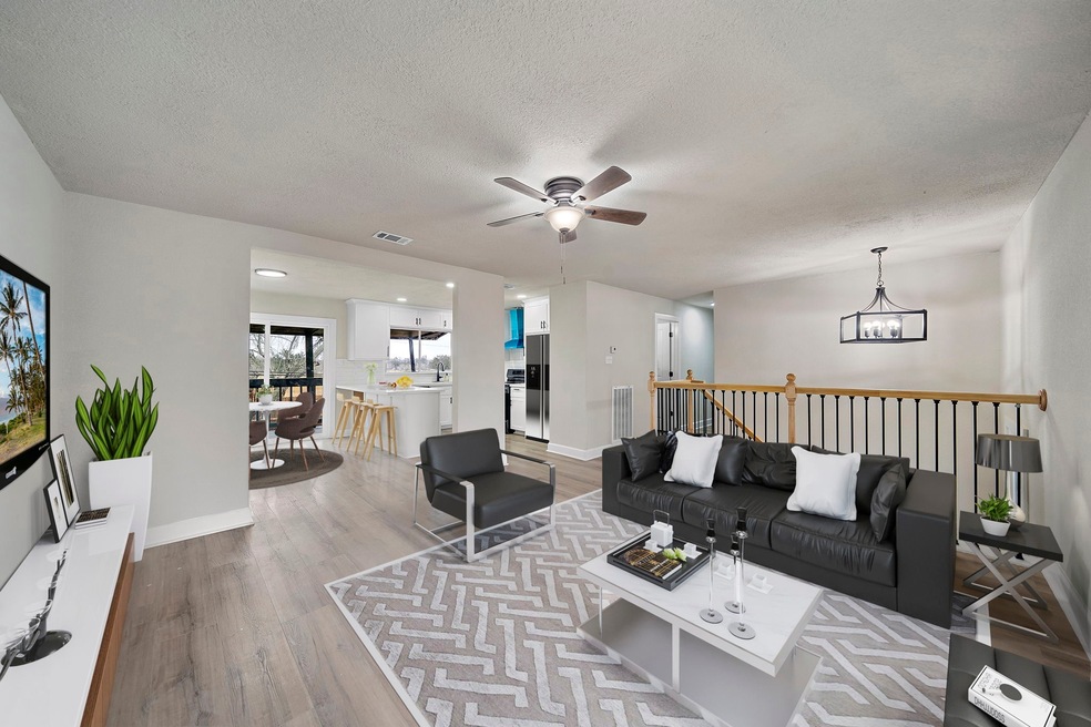 511 E Castle Harbour Dr, Friendswood, TX 77546 - photo 1