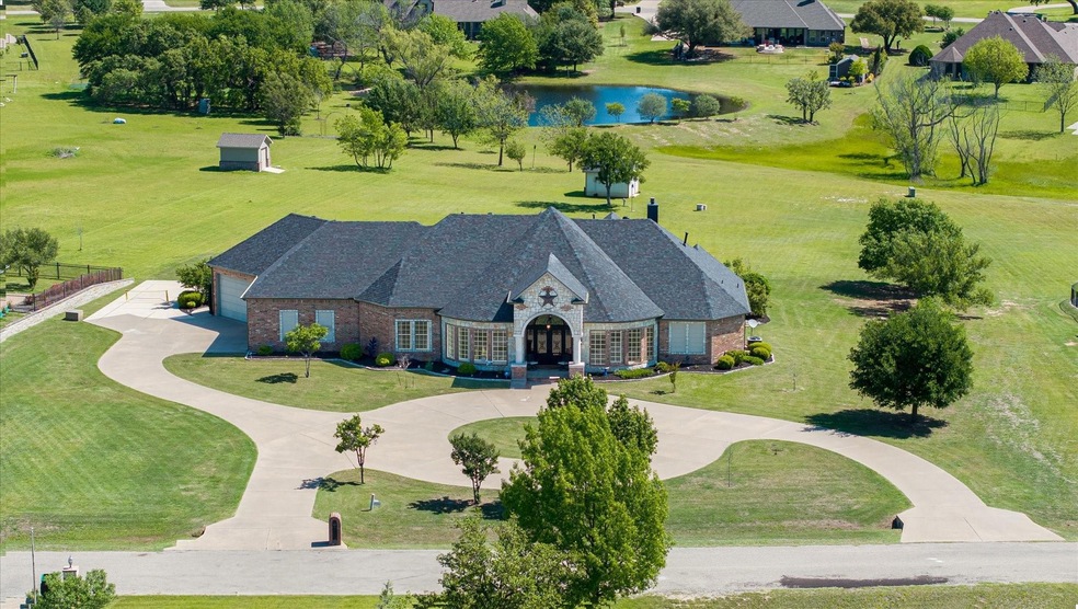 2011 Tree Top Ct, Granbury, TX 76049 - photo 1
