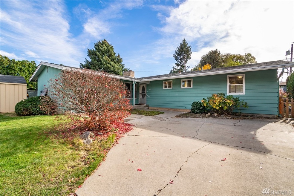 944 1st Place SE, East Wenatchee, WA 98802 - photo 1