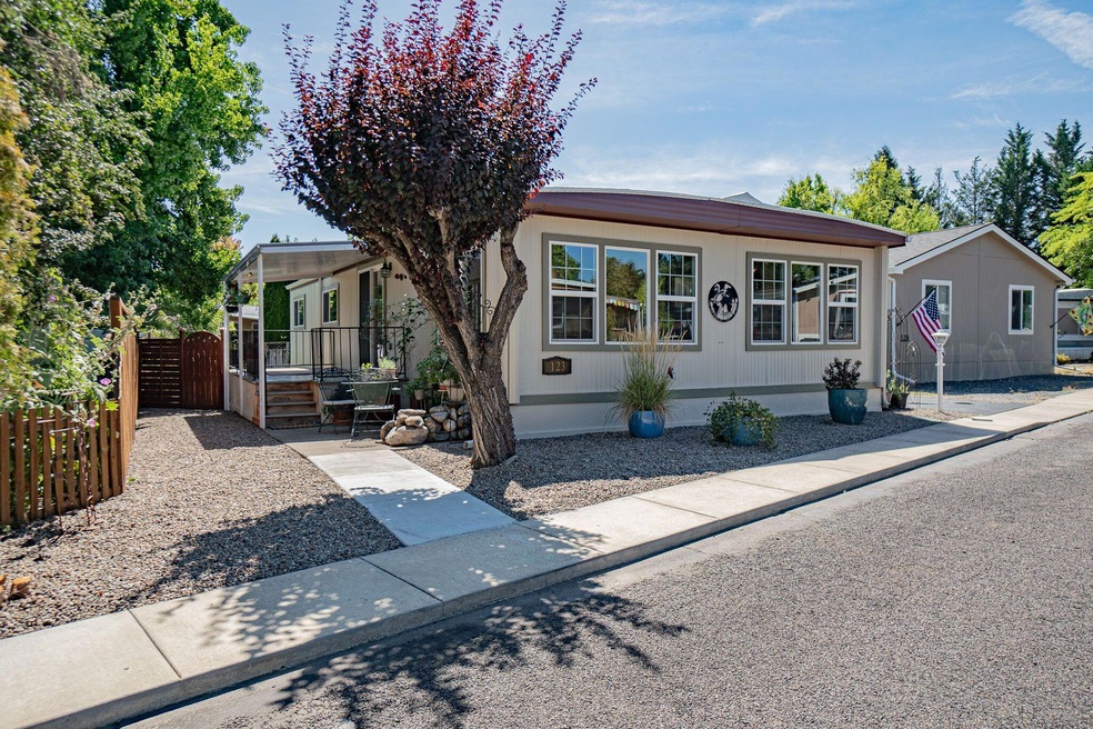 1055 N 5th St unit 123, Jacksonville, OR 97530 - photo 1