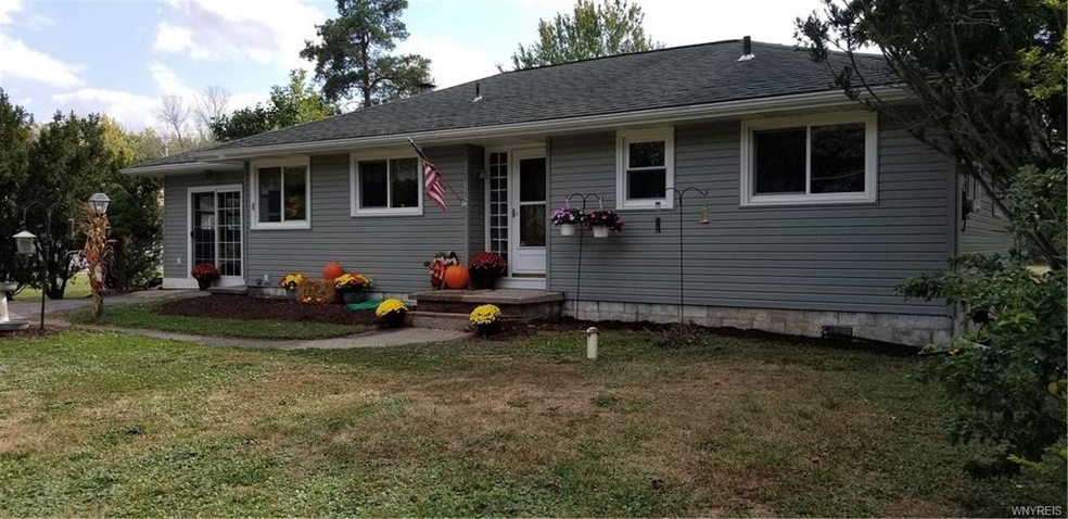 5562 Mapleton Rd, Lockport, NY 14094 - photo 1