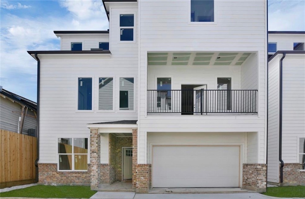 207 N Edgewood St unit B, Houston, TX 77011 - photo 1