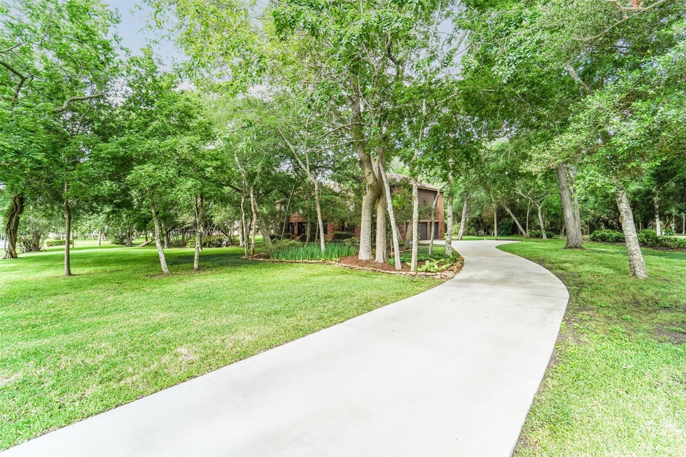 2002 Pine Dr, Friendswood, TX 77546 - photo 1