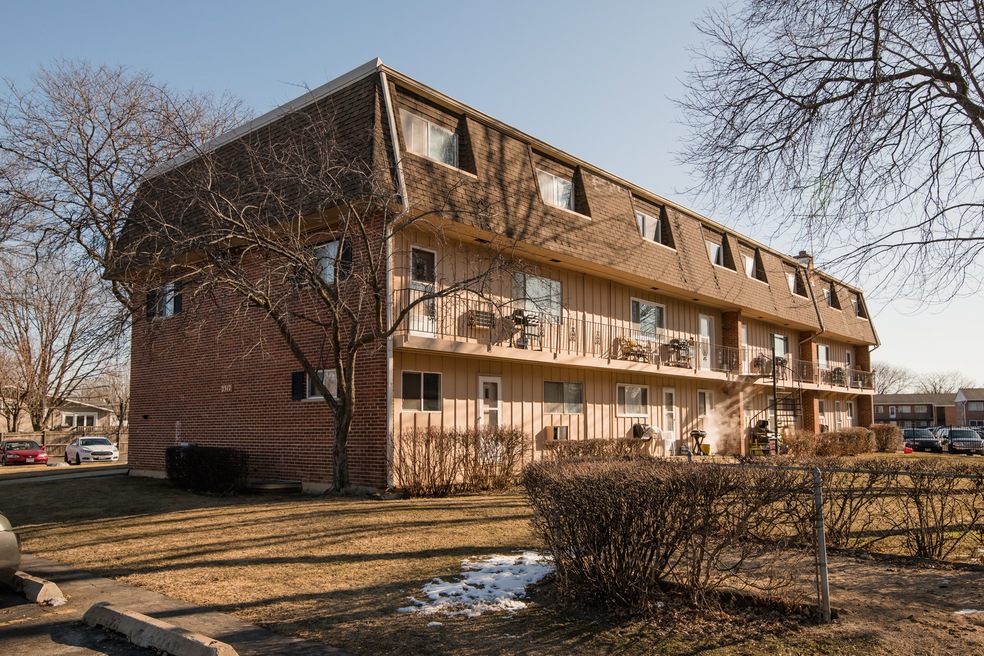 2312 Algonquin Rd unit 10, Rolling Meadows, IL 60008 - photo 1